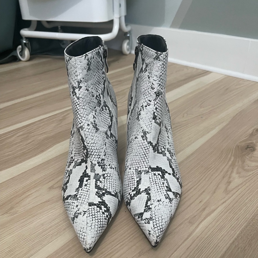 NEVER WORN // Snakeskin Pattern Women's Ankle Boots